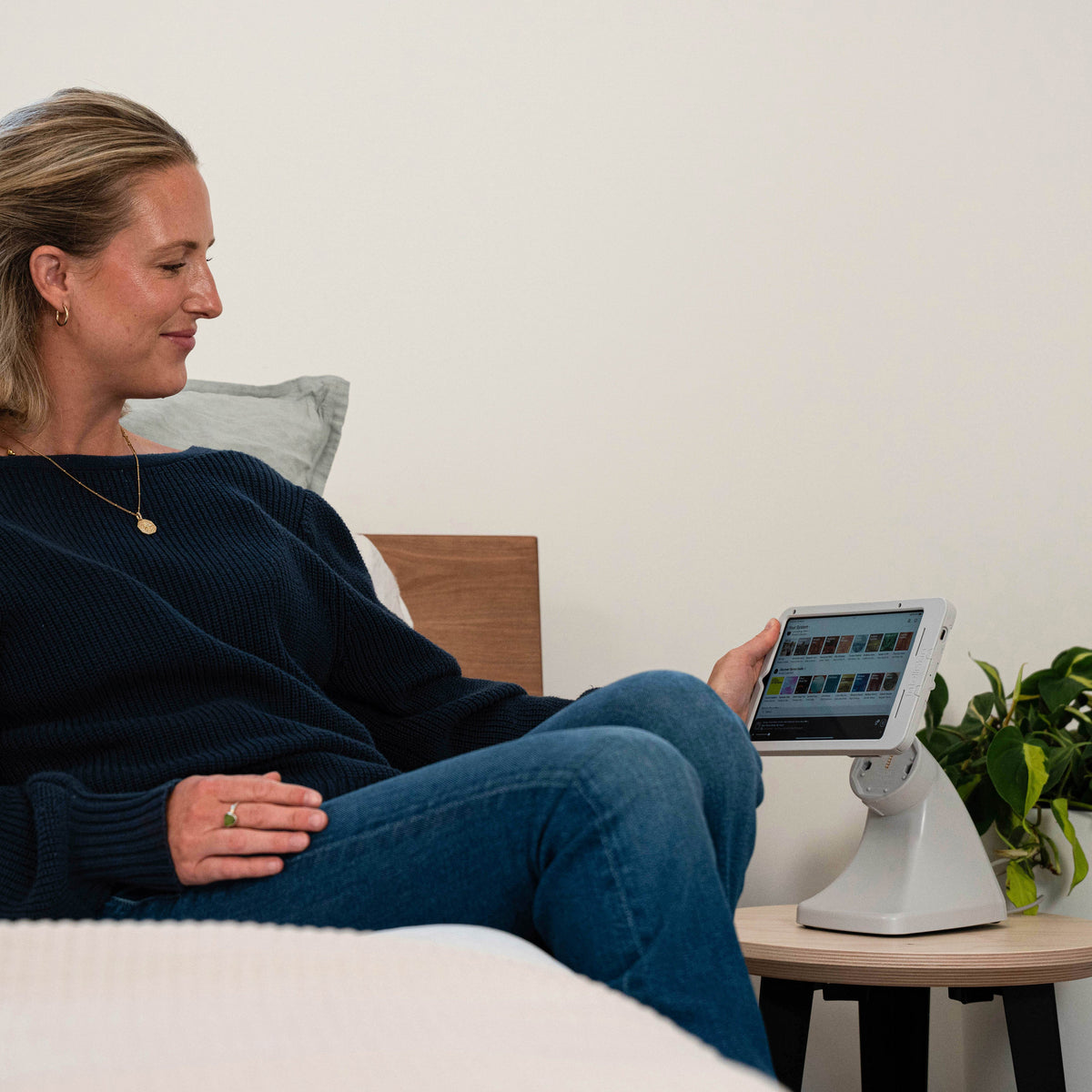 RAM Mounts GDS Uni-Conn magnetic kiosk dock with USB-C for IntelliSkin Thin-Case tablets in grey – further product photo