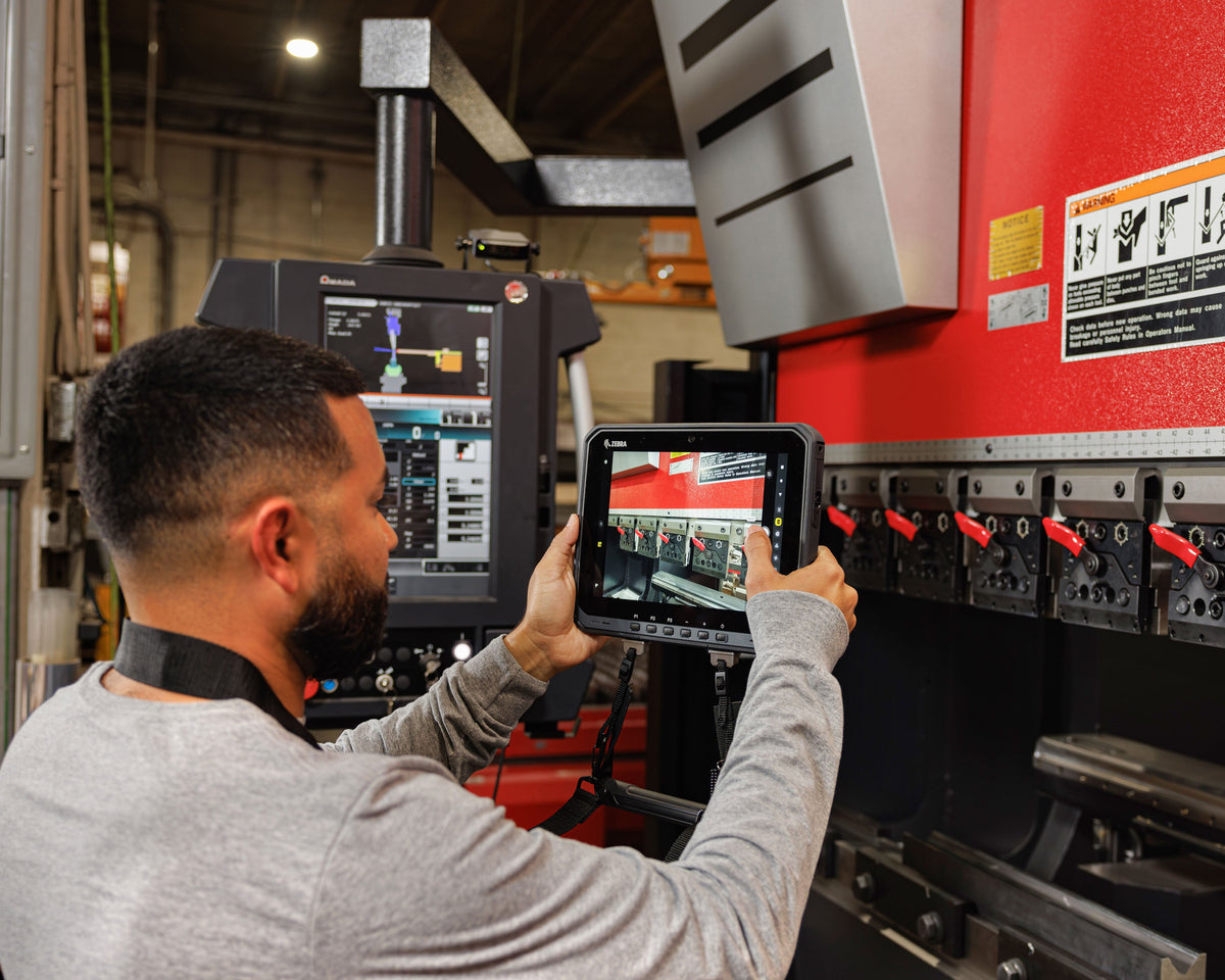 Zebra ET60 rugged tablet, Android (GMS), SE55 advanced range scanner, Wi-Fi only (ET60AW-0SQAGSK0A0-A6) – in use in manufacturing